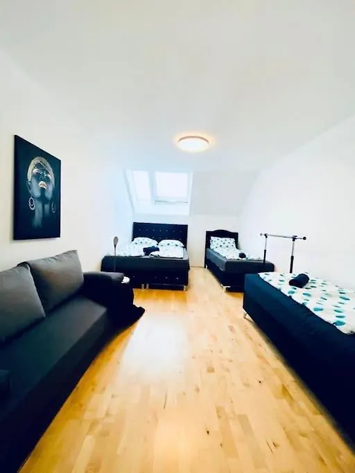 Lovely 2Br And 1Lr Apt, Up To 10P, Very Central location